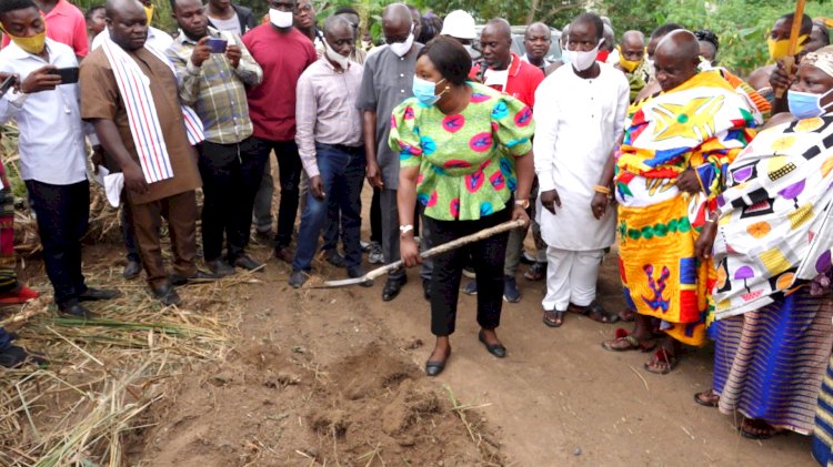 Kwabre East MP cuts sod for Wadie-Adwumakase Market facility to start
