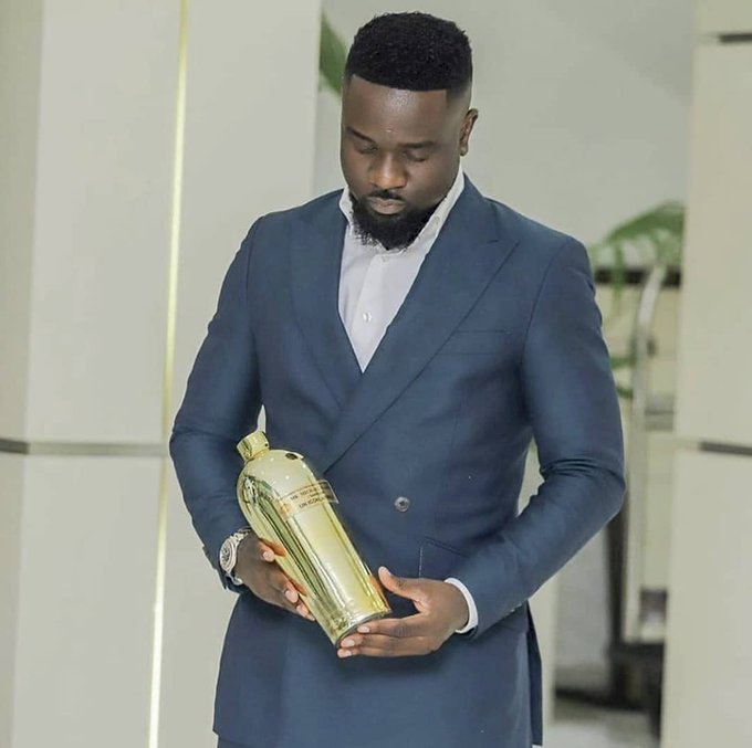 Sarkodie with his “award”