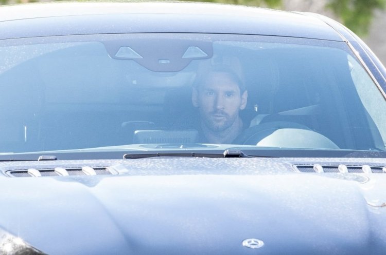 [VIDEO] Messi reports to training
